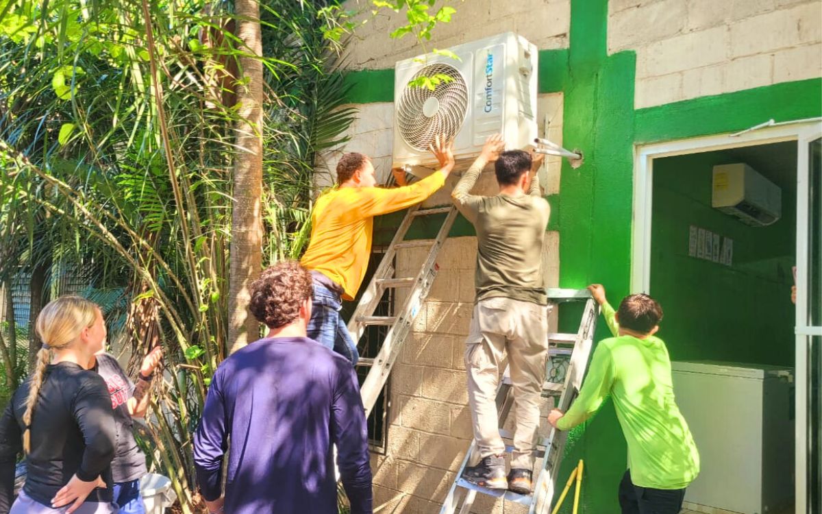 Darlin2 installing air conditioning in daycare center in Honduras