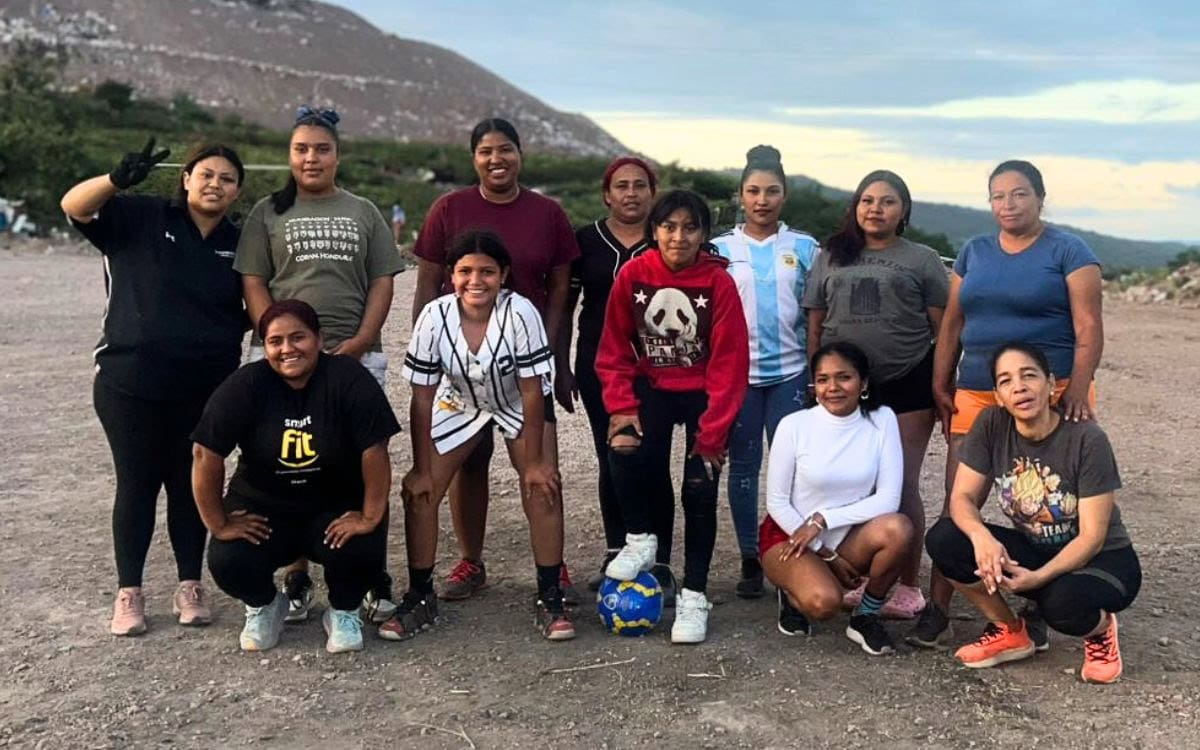 Group photo of Las Samaritan women's futbol team.