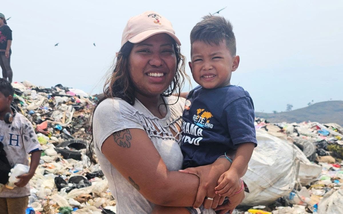 Nayely holding Jasiel in the Tegucigalpa landfill.